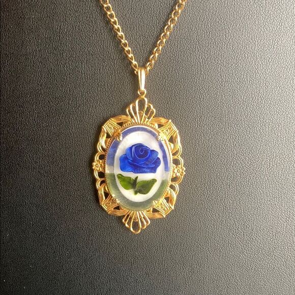 Lovely 3-Dimensional Vintage RB Flower in Resin Encasement pendant Necklace, UM - Picture 1 of 4